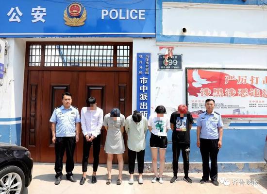 派出所門口擺酒桌發朋友圈炫耀 任性就要付出代價