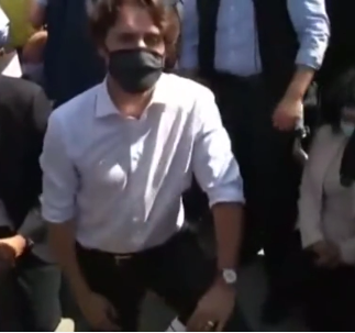 加拿大總理下跪示威抗議美國(guó)警察殺害黑人? 特魯多參加反歧視運(yùn)動(dòng)當(dāng)眾跪下?

